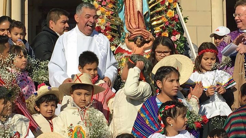 ¿Español o inglés?  El gran dilema de muchas familias hispanas que van a misa