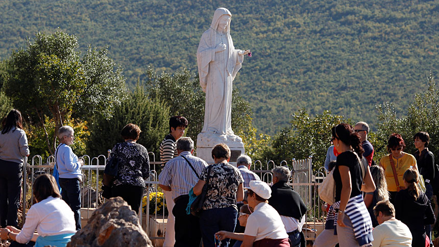 Pope tells young people at Medjugorje to let Mary inspire, guide them