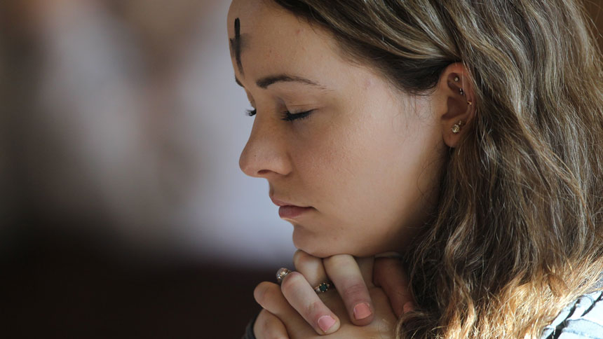 A young woman prays during Ash Wednesday Mass at Jesus the Divine Word Church in Huntingtown, Md., March 6, 2019. (CNS photo/Bob Roller)
