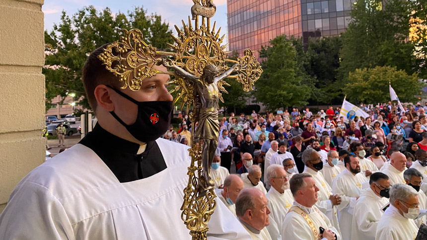 People in Memphis, Tenn., attend Mass Oct. 9, 2021, near the steps of St. Peter Catholic Church during the closing of the diocesan eucharistic congress. On Nov. 17, 2021, the U.S. bishops a three-year eucharistic revival that will culminate with the National Eucharistic Congress 2024 in Indianapolis. (CNS photo/Karen Pulfer Focht)