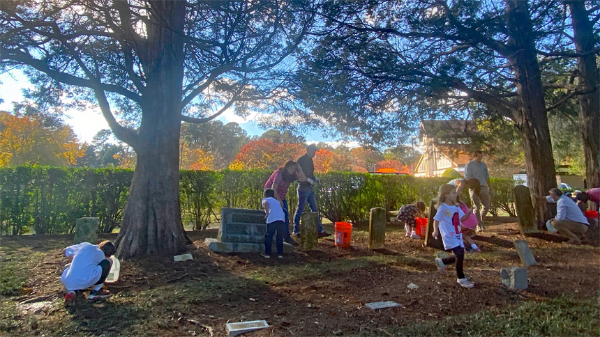 Catholic volunteers pray, clean cemetery for All Souls' Day