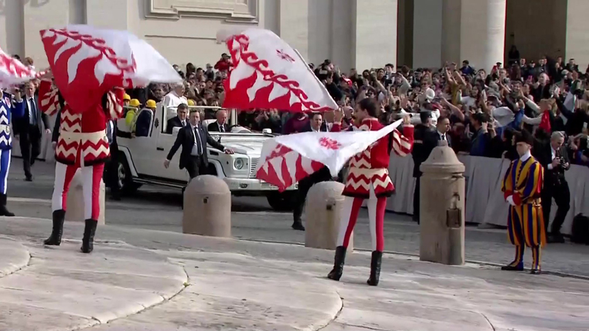 Flag-wavers with over 50 years of Tuscan tradition play for Pope Francis
