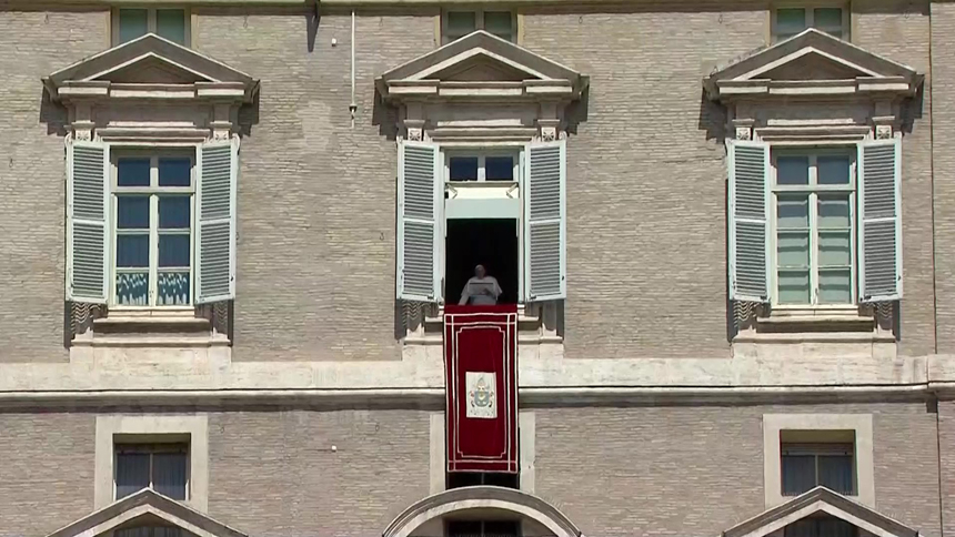  Pope Francis defends Pope John Paul II at Regina Coeli