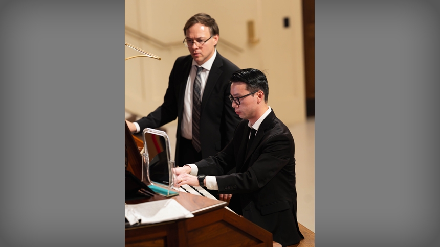 Light show, sacred music delight concertgoers