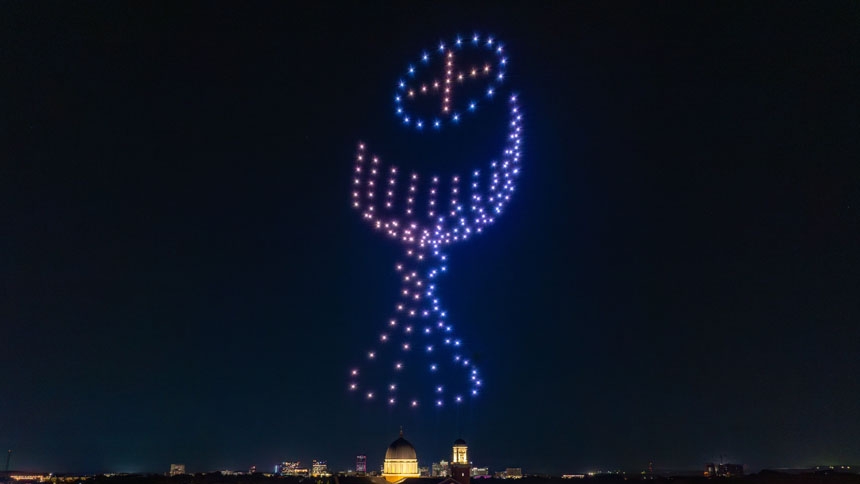 Light show, sacred music delight concertgoers