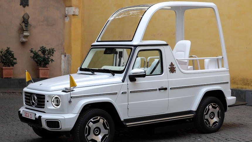 Pope Francis receives new all-electric popemobile