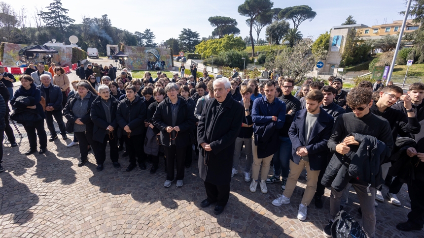 Father Giacomo Martinelli, founder of the House of Mary community, leads a group in prayer in the courtyard outside Rome's Gemelli hospital Feb. 23, 2025, where Pope Francis is being treated for double pneumonia. (CNS photo/Pablo Esparza)