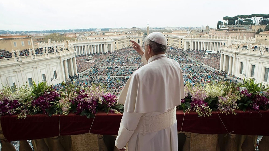 Pope Francis gives the Urbi et Orbi blessing for the city of Rome and the entire world on April 5, 2015. L’Osservatore Romano