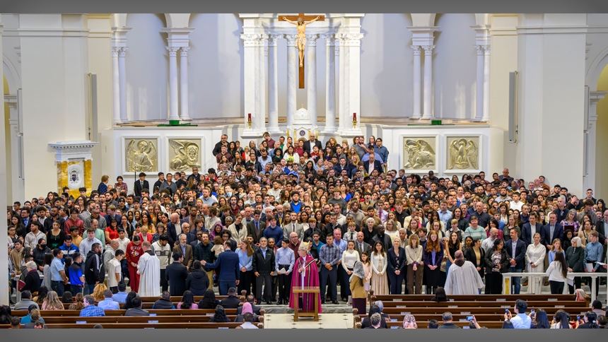 Diocese welcomes hundreds into the Church this Easter season