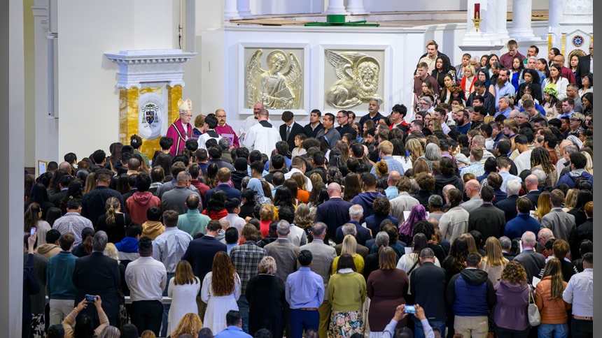 Diocese welcomes hundreds into the Church this Easter season