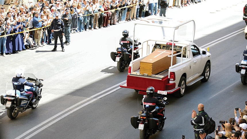 Pope Francis’ funeral procession along Via Vittorio Emanuele.