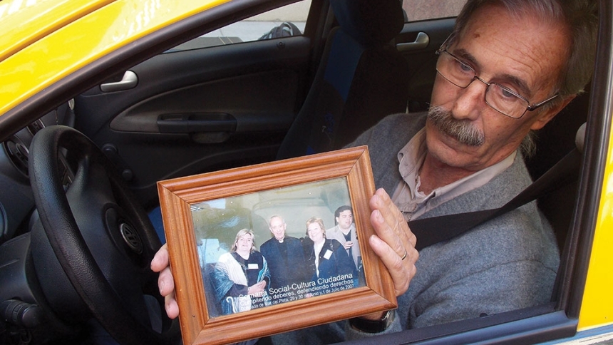 Anibal Gulias sits in his taxi with a picture of Cardinal Jorge Bergoglio, now Pope Francis, May 2, 2013.  Catholic News Agency