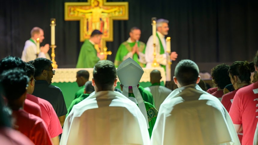 ‘More than an event … a spark’ Bishop Luis urges youth at conference to embrace prayer and Jesus