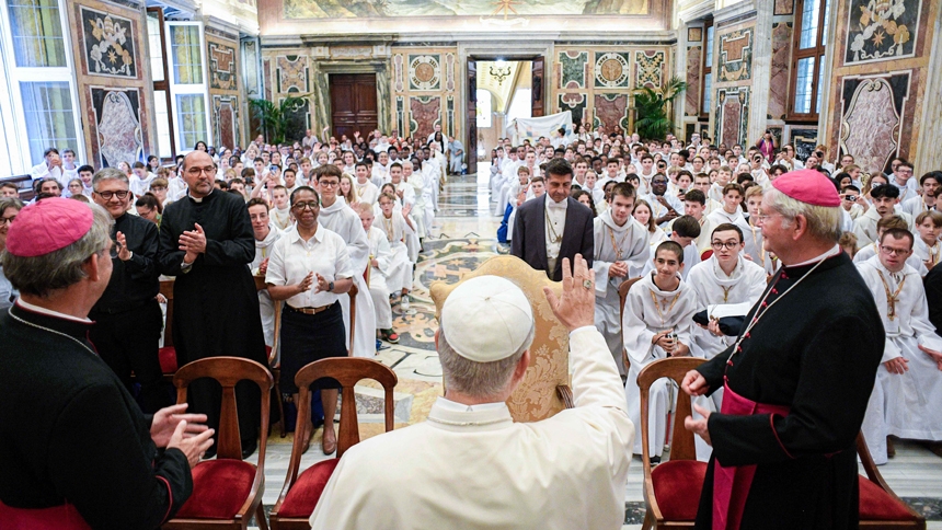 Pope Leo XIV greets altar servers from France during a meeting in the Apostolic Palace at the Vatican Aug. 25, 2025. More than 350 altar servers from 18 French dioceses took part in the pilgrimage. (CNS photo/Vatican Media)