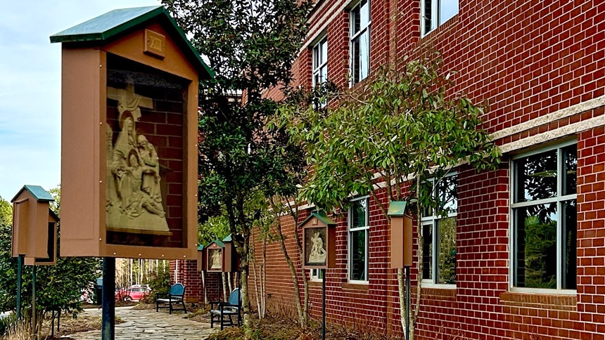 La escuela secundaria Cardinal Gibbons, en Raleigh, cuenta con un Vía Crucis al aire libre. Cada estudiante tiene la oportunidad de rezar las estaciones durante la clase de teología. 