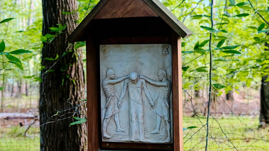 La Décima Estación del Vía Crucis —Jesús es despojado de sus vestiduras— en los terrenos de la parroquia St. Luke, en Raleigh.