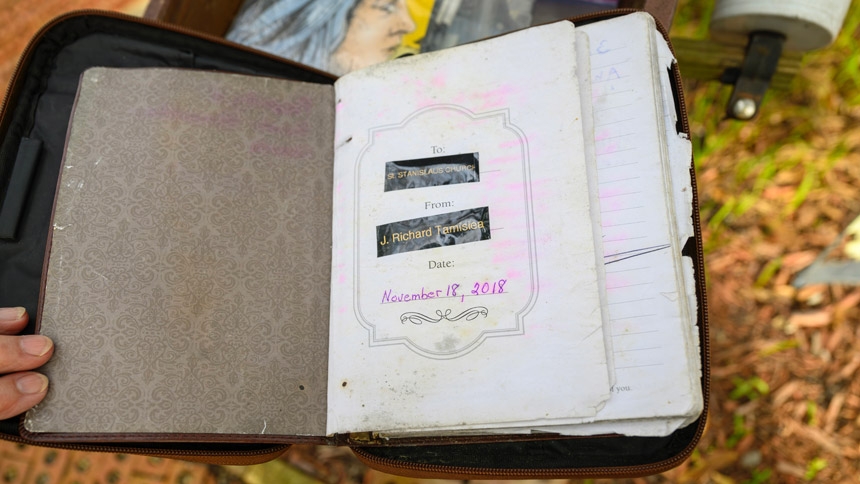 El Vía Crucis al aire libre en St. Stanislaus cuenta con un libro de visitas que invita a los peregrinos a firmarlo.