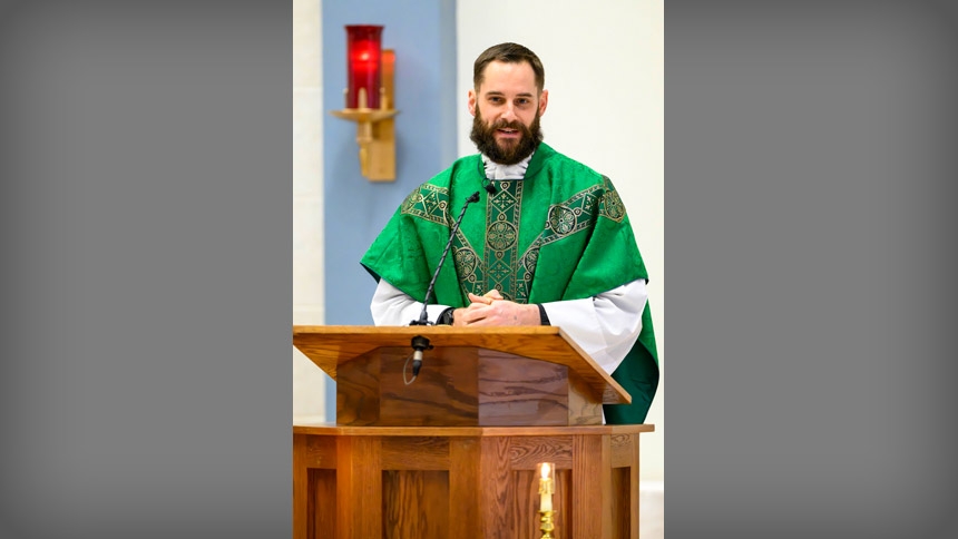 El padre Steven DiMassimo