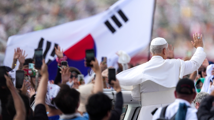 He leads an evening prayer vigil at Tor Vergata in Rome for the Jubilee of Youth, attended by more than 1 million young people. He urged them to make courageous choices and seek authentic relationships rooted in Christ rather than fleeting online connections. (CNS photo/Lola Gomez)