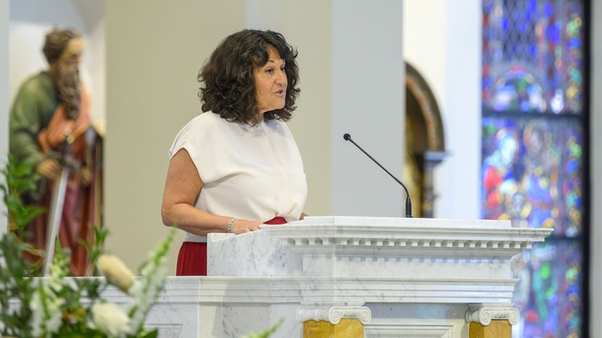  Jackie Rourke, wife of Deacon Gary Rourke, shares the first reading from Numbers.