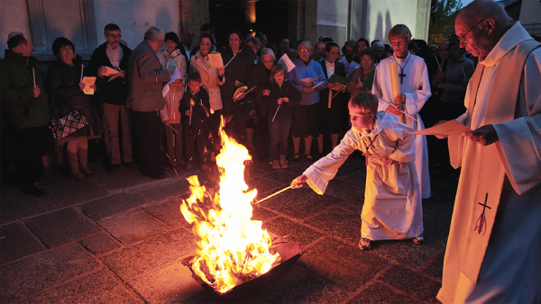 The beauty of the faith in one night: Easter Vigil (Photo by Getty Images/Fred de Noyelle)