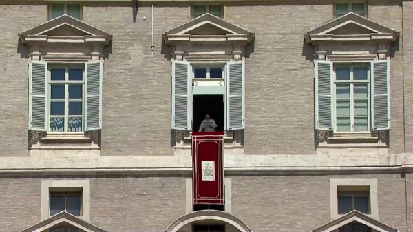  Pope Francis defends Pope John Paul II at Regina Coeli