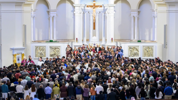 Diocese welcomes hundreds into the Church this Easter season
